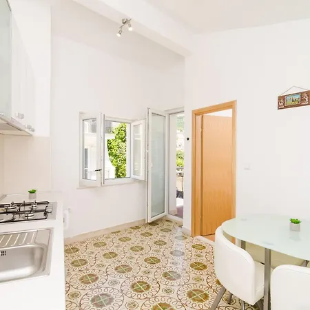 Daire & Bari I -comfort One Bedroom With Balcony And Garden View Preko-5 Mlini
