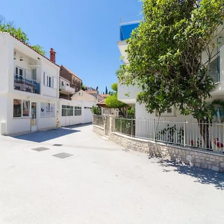 & Bari I -comfort One Bedroom With Balcony And Garden View Preko-5 *